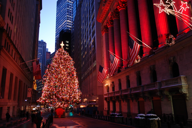 Рождественная ёлка у Нью-Йорской биржи на улице Уолл.